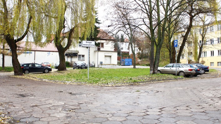 Zdążyć przed Biedronką. Fatalny stan ul. Pułaskiego