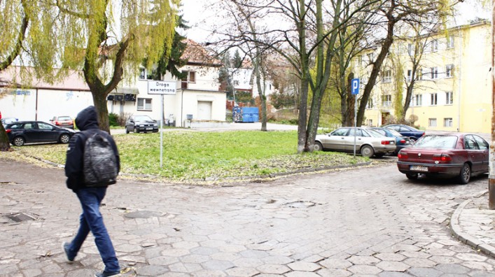 Zdążyć przed Biedronką. Fatalny stan ul. Pułaskiego