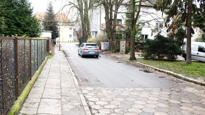 Zdążyć przed Biedronką. Fatalny stan ul. Pułaskiego