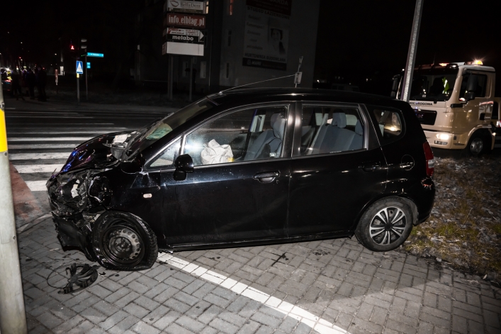 Zderzenie aut na ul. Tysiąclecia. Jedna osoba odwieziona do szpitala