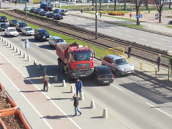 Zderzenie auta osobowego z ciężarowym na ulicy Grunwaldzkiej. Utrudnienia w ruchu trwały godzinę