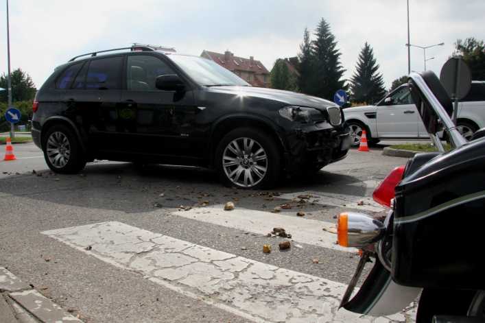 Zderzenie BMW z motocyklem. Kierowca jednośladu w szpitalu
