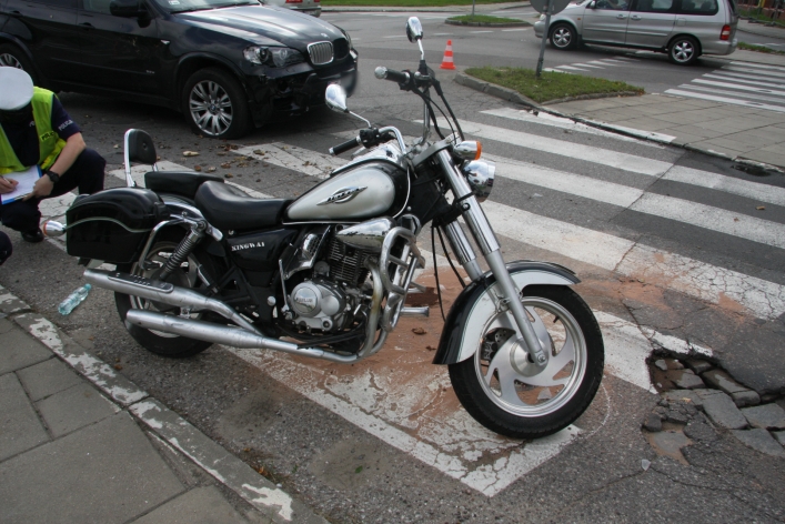 Zderzenie BMW z motocyklem. Kierowca jednośladu w szpitalu