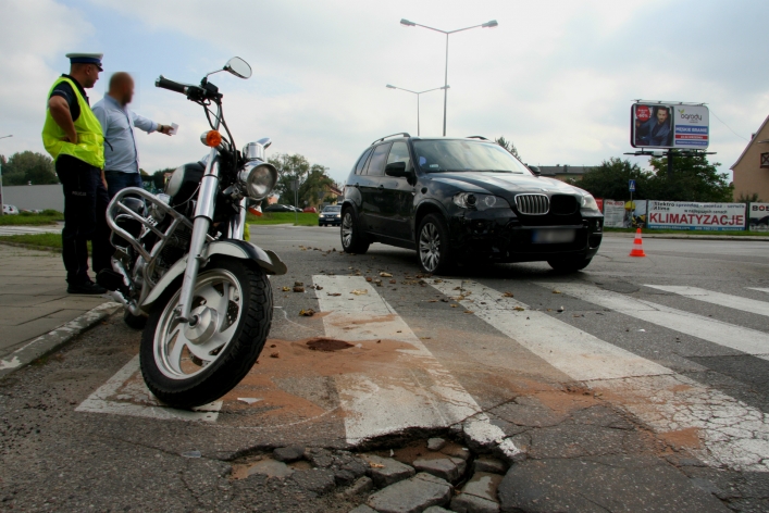 Zderzenie BMW z motocyklem. Kierowca jednośladu w szpitalu