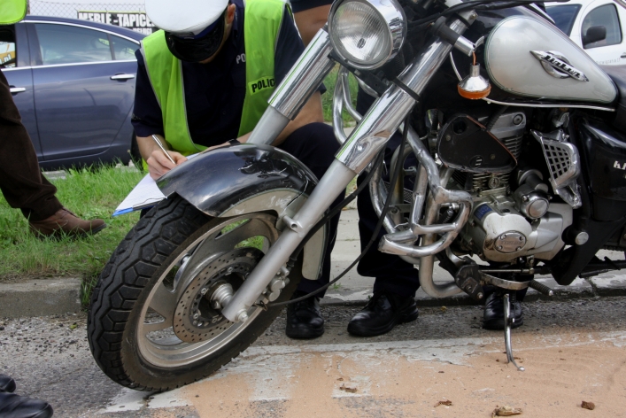 Zderzenie BMW z motocyklem. Kierowca jednośladu w szpitalu