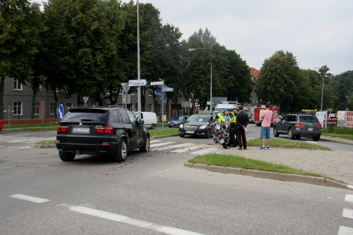 Zderzenie BMW z motocyklem. Kierowca jednośladu w szpitalu