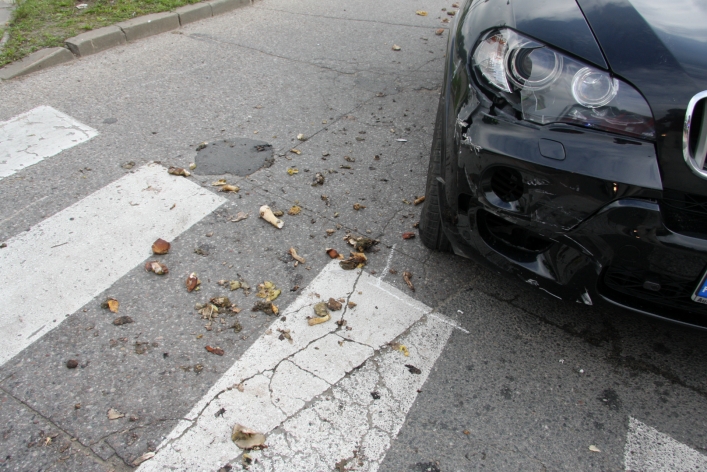 Zderzenie BMW z motocyklem. Kierowca jednośladu w szpitalu