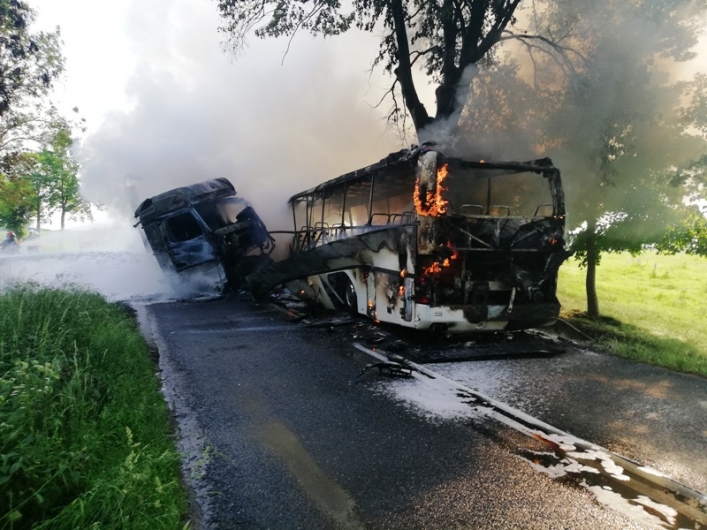 Zderzenie ciężarówki z autobusem. Oba pojazdy stanęły w płomieniach