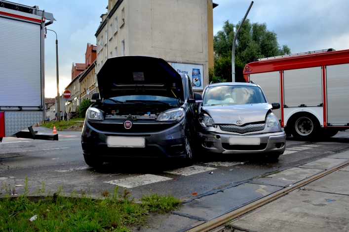 Zderzenie toyoty i fiata na ul. płk. Dąbka. Dwie osoby w szpitalu (+ zdjęcia)