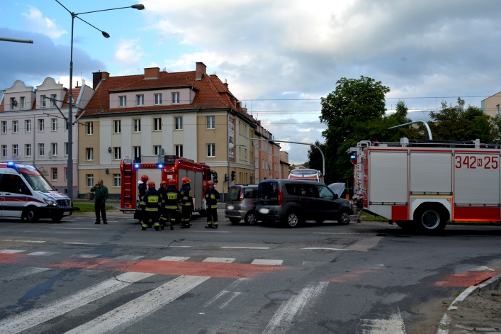 Zderzenie toyoty i fiata na ul. płk. Dąbka. Dwie osoby w szpitalu (+ zdjęcia)