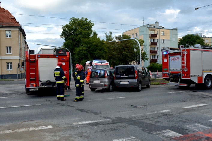 Zderzenie toyoty i fiata na ul. płk. Dąbka. Dwie osoby w szpitalu (+ zdjęcia)