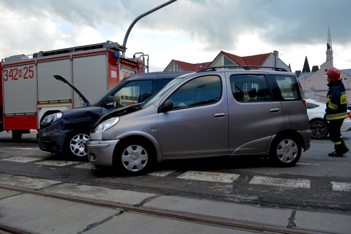 Zderzenie toyoty i fiata na ul. płk. Dąbka. Dwie osoby w szpitalu (+ zdjęcia)