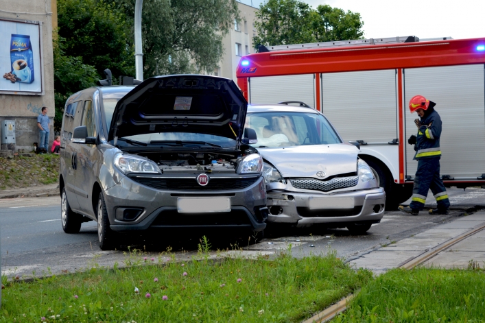 Zderzenie toyoty i fiata na ul. płk. Dąbka. Dwie osoby w szpitalu (+ zdjęcia)