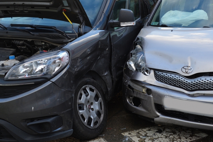 Zderzenie toyoty i fiata na ul. płk. Dąbka. Dwie osoby w szpitalu (+ zdjęcia)
