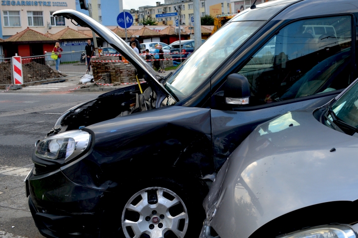 Zderzenie toyoty i fiata na ul. płk. Dąbka. Dwie osoby w szpitalu (+ zdjęcia)