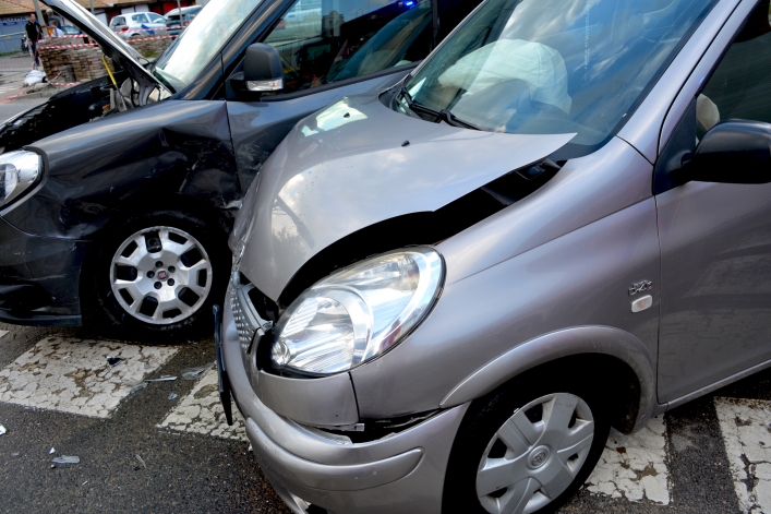 Zderzenie toyoty i fiata na ul. płk. Dąbka. Dwie osoby w szpitalu (+ zdjęcia)