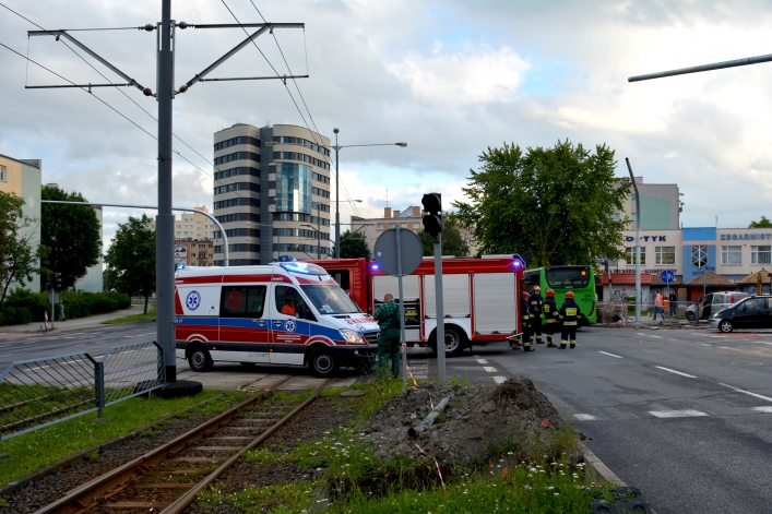 Zderzenie toyoty i fiata na ul. płk. Dąbka. Dwie osoby w szpitalu (+ zdjęcia)