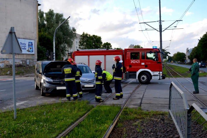 Zderzenie toyoty i fiata na ul. płk. Dąbka. Dwie osoby w szpitalu (+ zdjęcia)