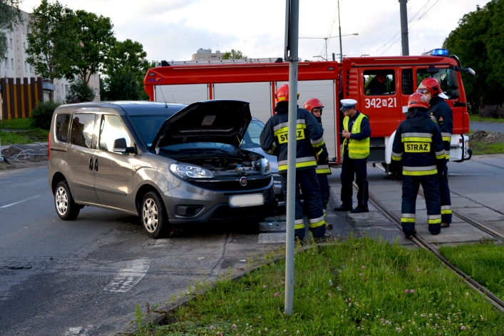 Zderzenie toyoty i fiata na ul. płk. Dąbka. Dwie osoby w szpitalu (+ zdjęcia)