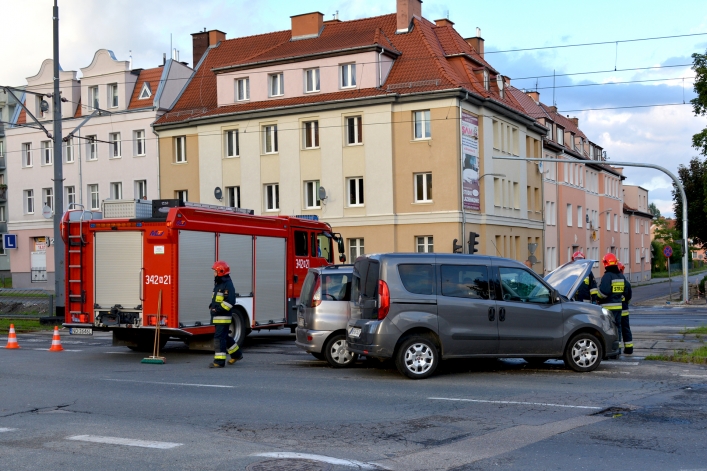 Zderzenie toyoty i fiata na ul. płk. Dąbka. Dwie osoby w szpitalu (+ zdjęcia)