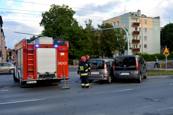 Zderzenie toyoty i fiata na ul. płk. Dąbka. Dwie osoby w szpitalu (+ zdjęcia)