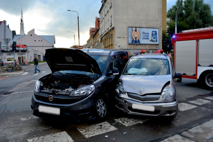 Zderzenie toyoty i fiata na ul. płk. Dąbka. Dwie osoby w szpitalu (+ zdjęcia)