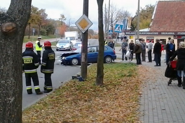 Zderzenie corolli i passata na Niepodległości. Dwie osoby ranne