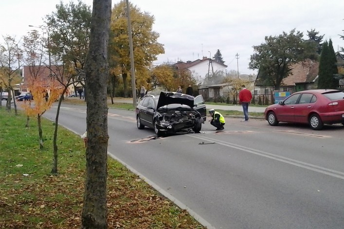 Zderzenie corolli i passata na Niepodległości. Dwie osoby ranne
