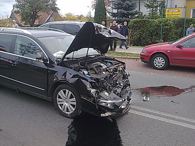 Zderzenie corolli i passata na Niepodległości. Dwie osoby ranne
