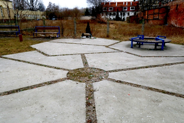 Zdewastowany plac zabaw przy ul. Wapiennej