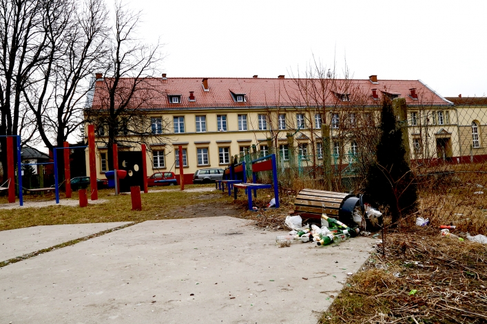 Zdewastowany plac zabaw przy ul. Wapiennej
