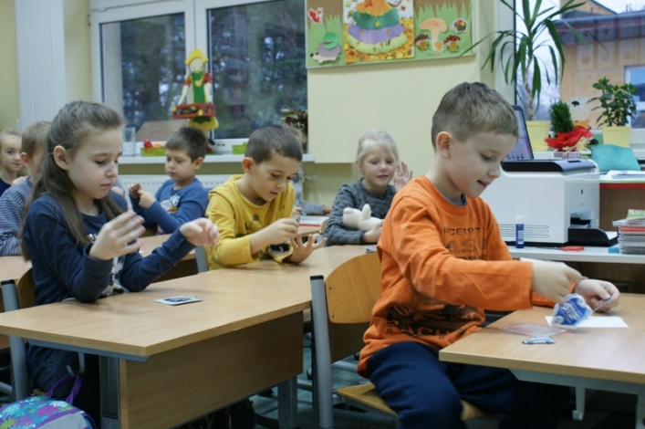 Żeby wszystkie dzieci były widoczne na drodze. Trwa akcja rozdawania odblasków dla pierwszaków