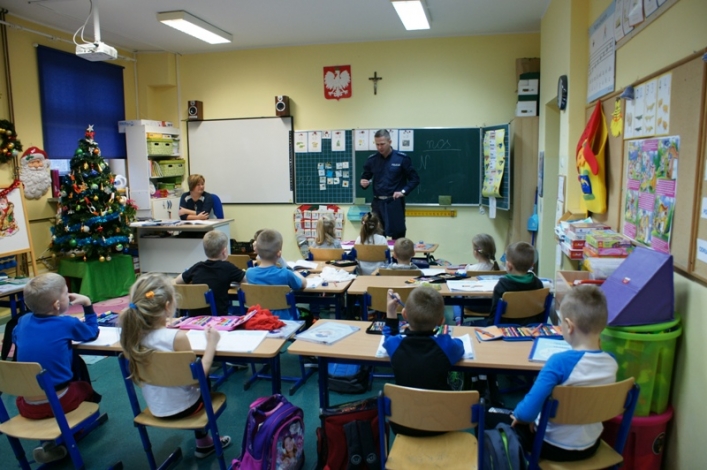 Żeby wszystkie dzieci były widoczne na drodze. Trwa akcja rozdawania odblasków dla pierwszaków