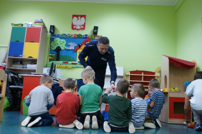 Żeby wszystkie dzieci były widoczne na drodze. Trwa akcja rozdawania odblasków dla pierwszaków