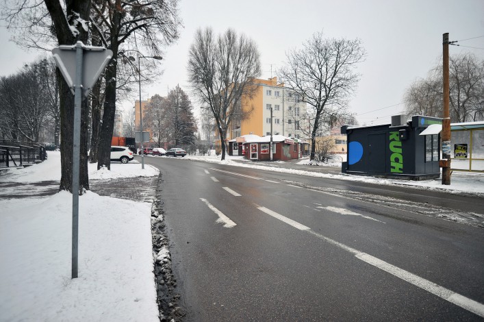 Zetną stare drzewa na Saperów, by wydłużyć prawoskręt