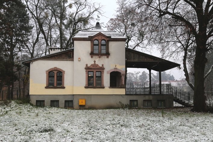 Zimowa aura w parku Modrzewie. Niewiele pozostało po wspaniałej rezydencji Carla Ziese