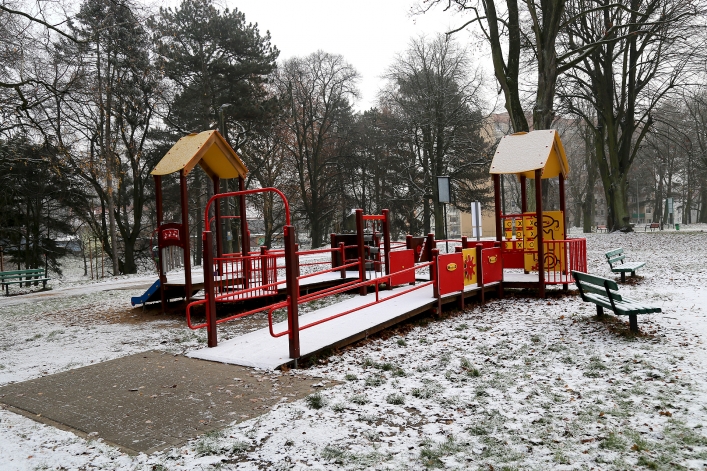 Zimowa aura w parku Modrzewie. Niewiele pozostało po wspaniałej rezydencji Carla Ziese