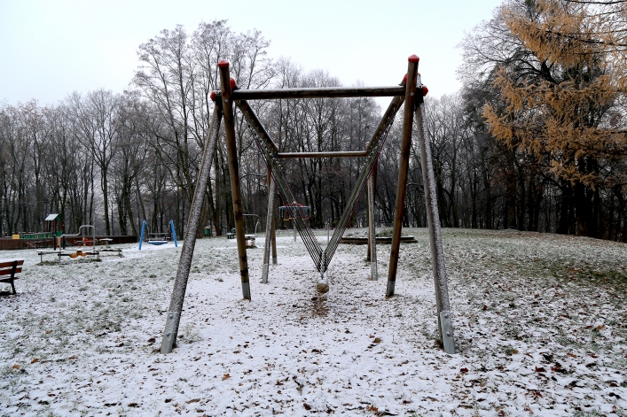 Zimowa aura w parku Modrzewie. Niewiele pozostało po wspaniałej rezydencji Carla Ziese