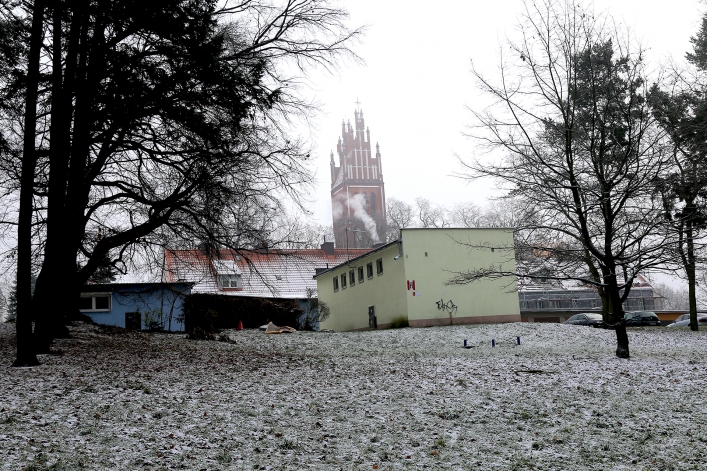 Zimowa aura w parku Modrzewie. Niewiele pozostało po wspaniałej rezydencji Carla Ziese