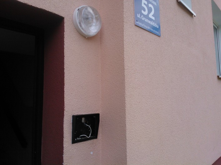 Złodzieje ukradli domofony. Zarządca nie zgłasza kradzieży na policję