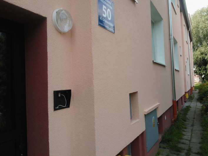 Złodzieje ukradli domofony. Zarządca nie zgłasza kradzieży na policję