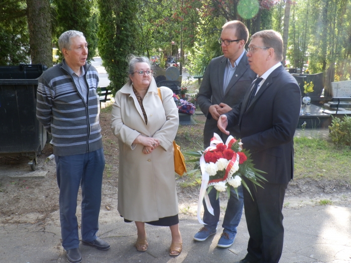 Złożyli kwiaty  na grobach skazanych w Sprawie Elbląskiej