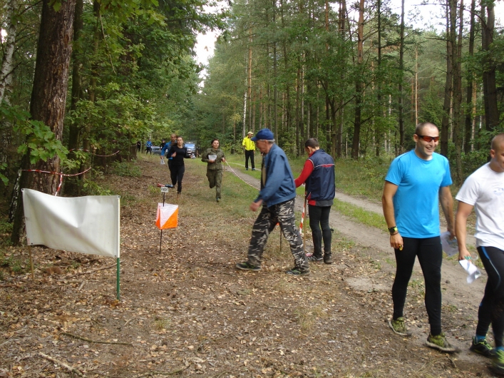 Żołnierze 16 PDZ biegają na orientację