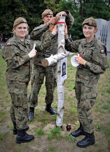 Żołnierze 43 batalionu lekkiej piechoty w Braniewie wymienili tabliczki na krzyżach Kwatery „Ł"