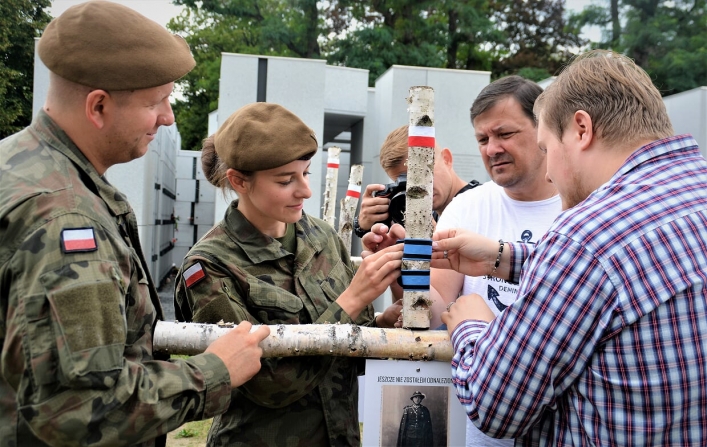 Żołnierze 43 batalionu lekkiej piechoty w Braniewie wymienili tabliczki na krzyżach Kwatery „Ł"