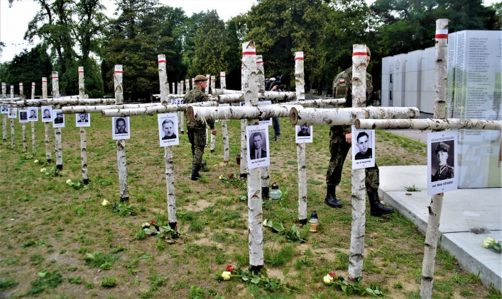 Żołnierze 43 batalionu lekkiej piechoty w Braniewie wymienili tabliczki na krzyżach Kwatery „Ł"