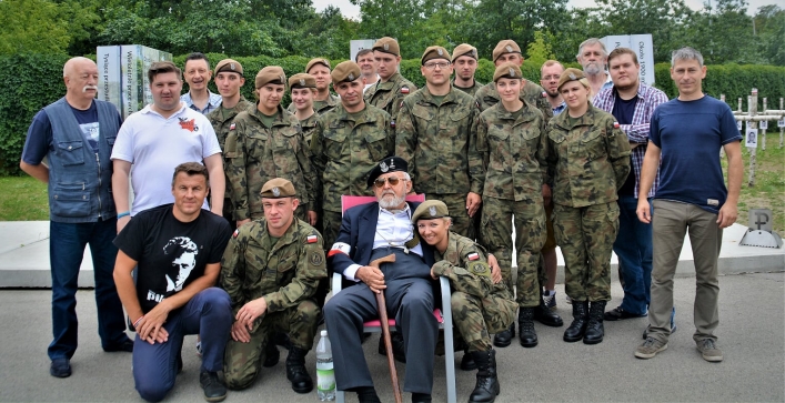 Żołnierze 43 batalionu lekkiej piechoty w Braniewie wymienili tabliczki na krzyżach Kwatery „Ł"