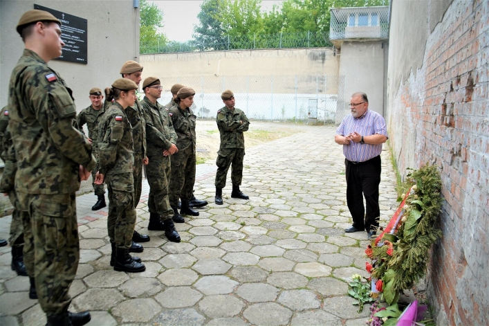 Żołnierze 43 batalionu lekkiej piechoty w Braniewie wymienili tabliczki na krzyżach Kwatery „Ł