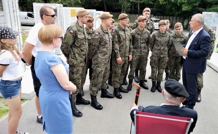 Żołnierze 43 batalionu lekkiej piechoty w Braniewie wymienili tabliczki na krzyżach Kwatery „Ł"