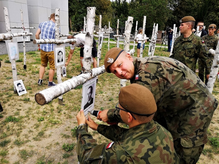 Żołnierze 43 batalionu lekkiej piechoty w Braniewie wymienili tabliczki na krzyżach Kwatery „Ł
